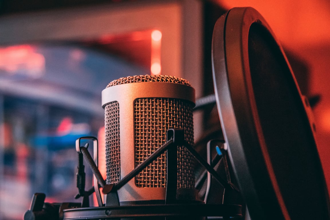 Arbeitsplatz für Audio Postproduktion im FIEDLER Tonstudio
