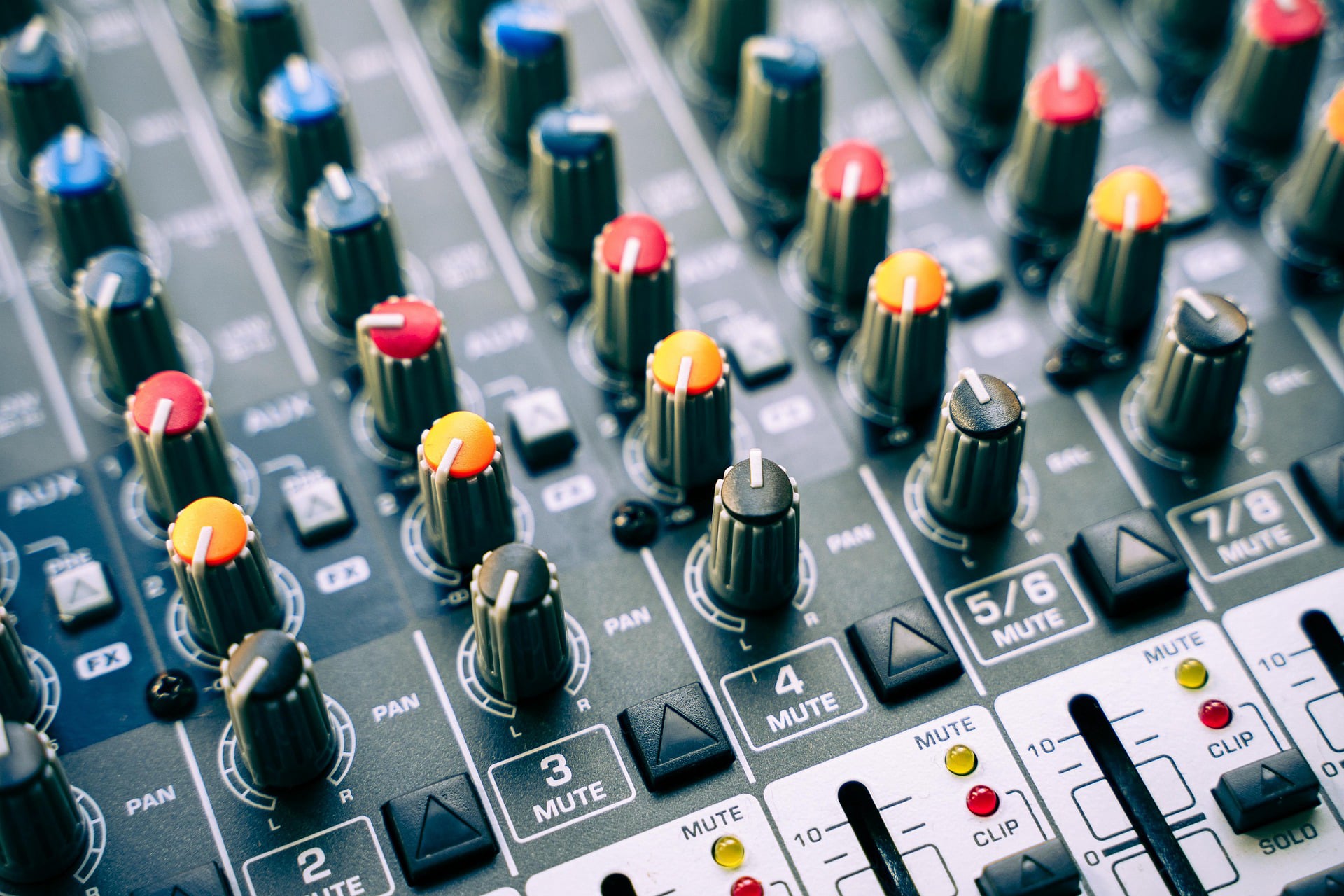 Tonstudio der FIEDLER GmbH bei Wien für Sprachaufnahme und Audio Postproduktion